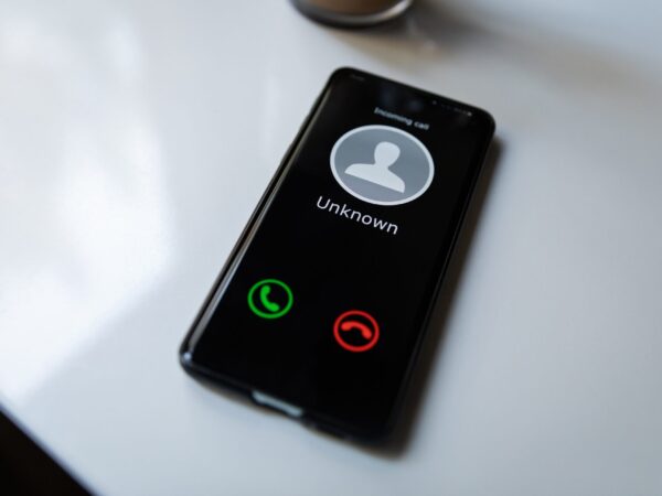 Was ist ein Spam Anruf? Nervige Spam-Anrufe und Betrüger Telefonnummern vermeiden